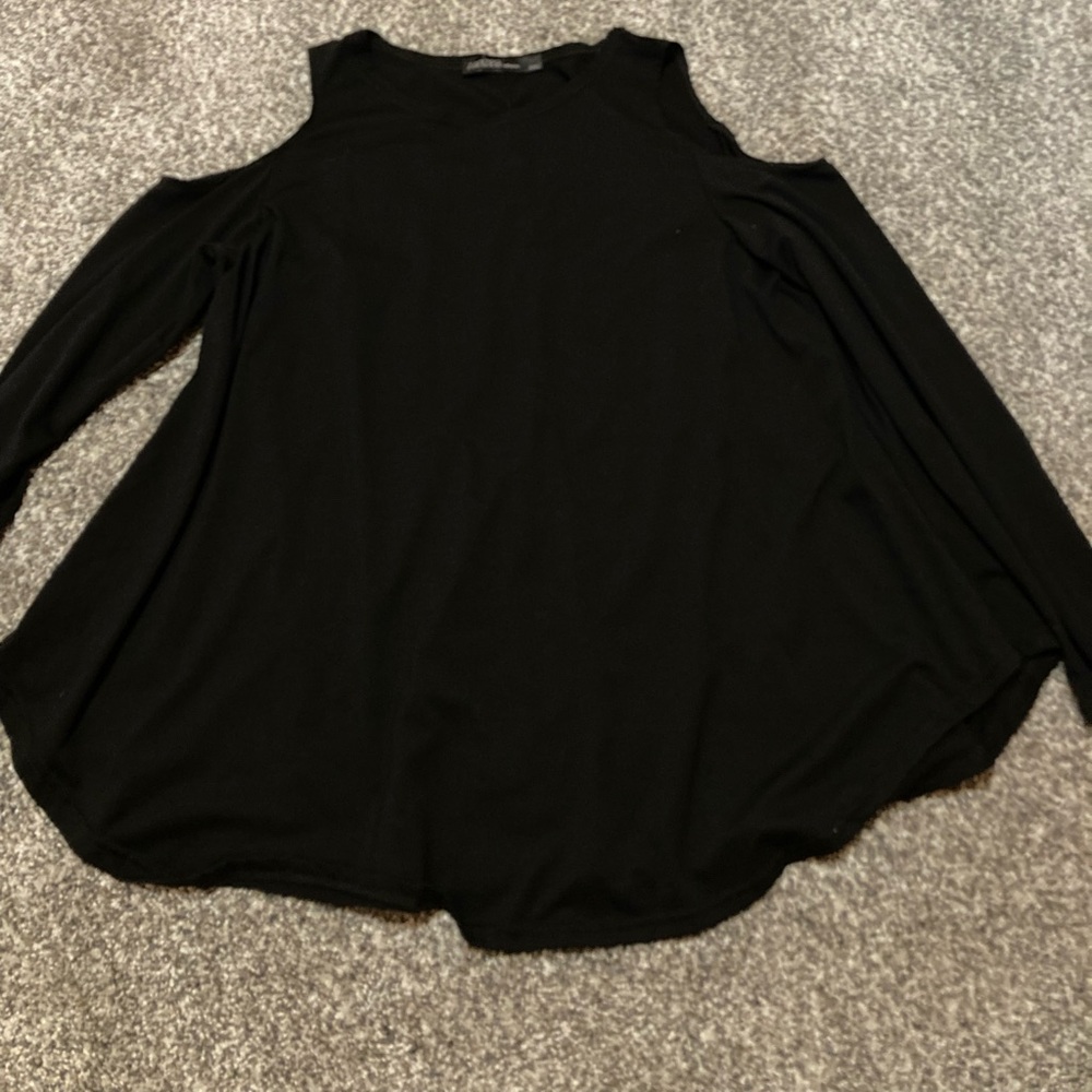 Black Cold Shoulder/Cut-Out Shoulder Long sleeve